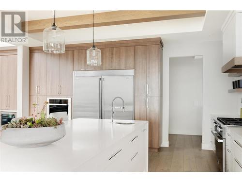 1372 Mine Hill Drive, Kelowna, BC - Indoor Photo Showing Kitchen With Upgraded Kitchen