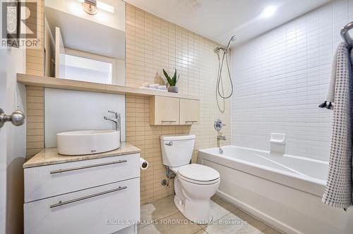 #1710 -21 Carlton St, Toronto, ON - Indoor Photo Showing Bathroom