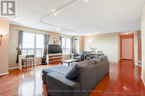 #Ph#105 -1 Lee Centre Dr, Toronto, ON - Indoor Photo Showing Living Room