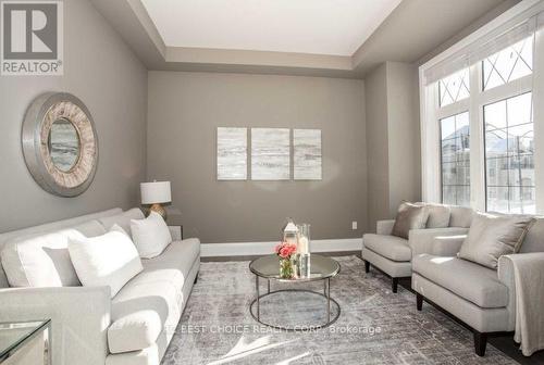 10 Ridgepoint Rd, Vaughan, ON - Indoor Photo Showing Living Room