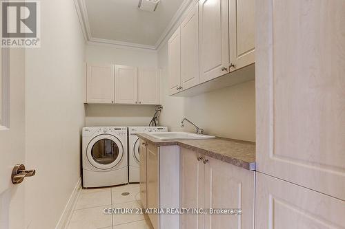 33 Winterport Court, Richmond Hill, ON - Indoor Photo Showing Laundry Room