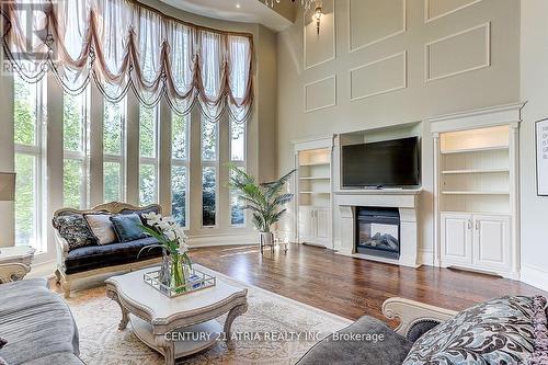 33 Winterport Court, Richmond Hill, ON - Indoor Photo Showing Living Room With Fireplace