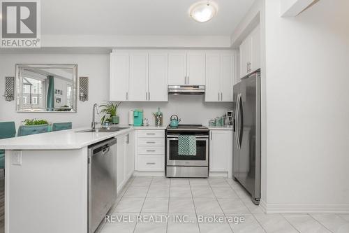 26 Donnan Dr, New Tecumseth, ON - Indoor Photo Showing Kitchen