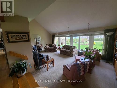 15220 Colonial Drive, South Stormont, ON - Indoor Photo Showing Living Room