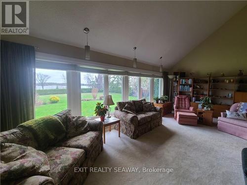 15220 Colonial Drive, South Stormont, ON - Indoor Photo Showing Living Room