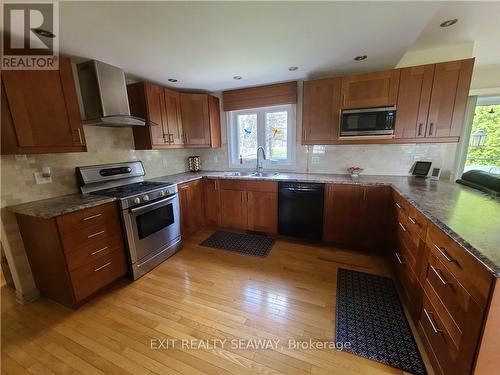 15220 Colonial Drive, South Stormont, ON - Indoor Photo Showing Kitchen With Double Sink