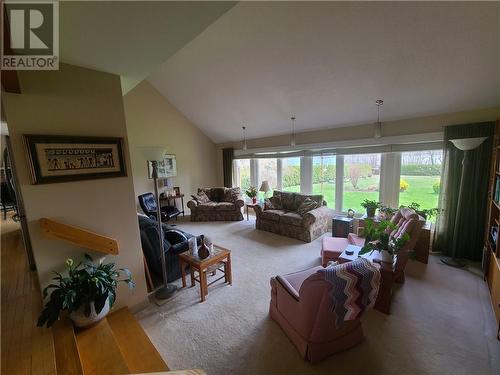 15220 Colonial Drive, Ingleside, ON - Indoor Photo Showing Living Room