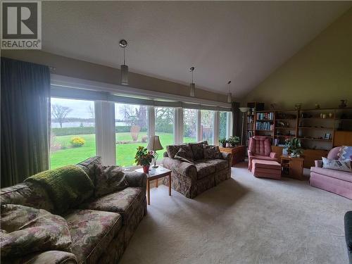 15220 Colonial Drive, Ingleside, ON - Indoor Photo Showing Living Room