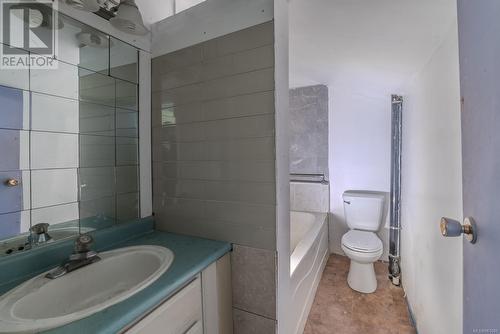 111 Haliburton St, Nanaimo, BC - Indoor Photo Showing Bathroom