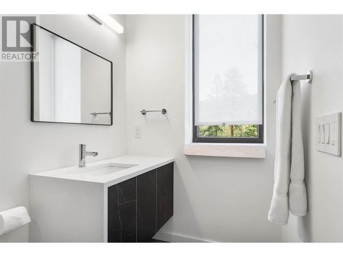 5720 Upper Booth Road, Kelowna, BC - Indoor Photo Showing Bathroom