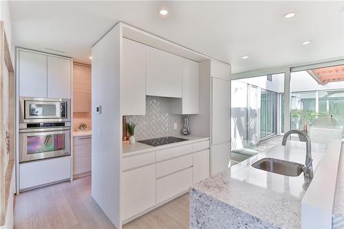 1427 Birch Avenue, Burlington, ON - Indoor Photo Showing Kitchen With Upgraded Kitchen