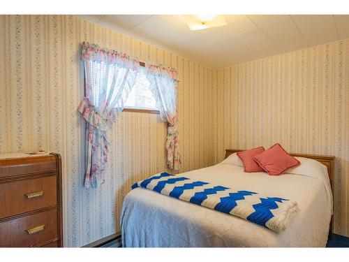 8988 Beach Street, Balfour, BC - Indoor Photo Showing Bedroom