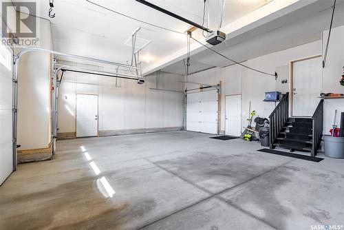 546 Burgess Crescent, Saskatoon, SK - Indoor Photo Showing Garage