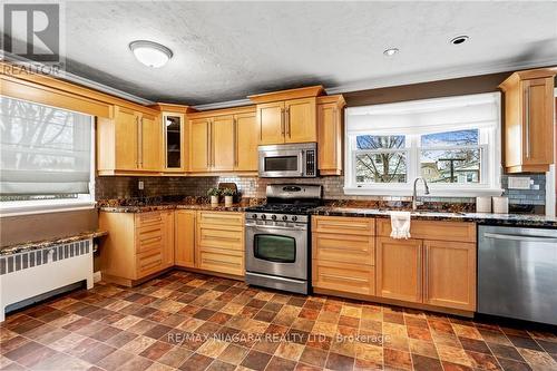 29 Fawell Ave, St. Catharines, ON - Indoor Photo Showing Kitchen