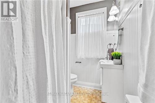 29 Fawell Ave, St. Catharines, ON - Indoor Photo Showing Bathroom