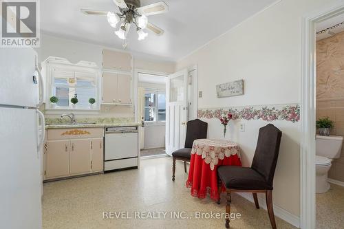 11 Parkwood Drive, St. Catharines, ON - Indoor Photo Showing Kitchen