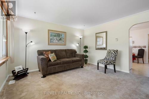 11 Parkwood Dr, St. Catharines, ON - Indoor Photo Showing Living Room