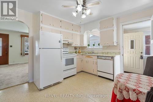 11 Parkwood Drive, St. Catharines, ON - Indoor Photo Showing Kitchen