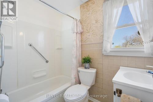 11 Parkwood Drive, St. Catharines, ON - Indoor Photo Showing Bathroom