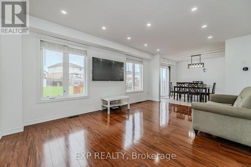 160 Provident Way, Hamilton, ON - Indoor Photo Showing Living Room