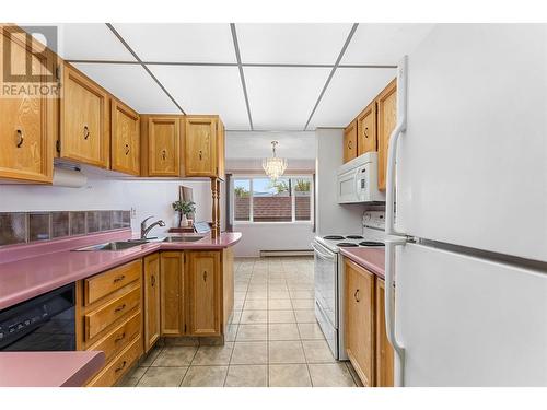 983 Bernard Avenue Unit# 208, Kelowna, BC - Indoor Photo Showing Kitchen