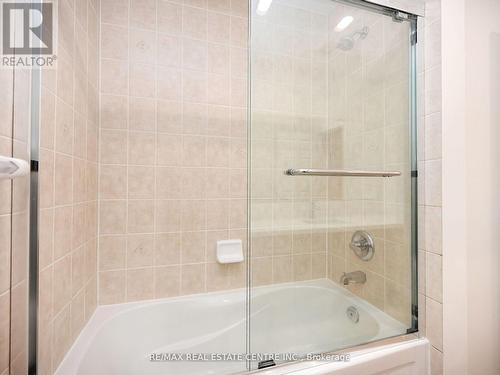 863 Scott Boulevard, Milton, ON - Indoor Photo Showing Bathroom