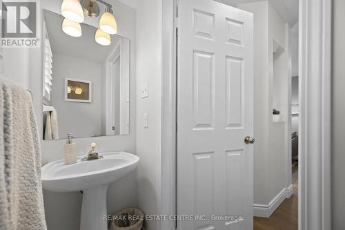 8 Wade Green, Cambridge, ON - Indoor Photo Showing Bathroom