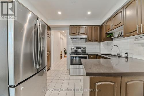 32 Pennsylvania Ave, Brampton, ON - Indoor Photo Showing Kitchen With Upgraded Kitchen