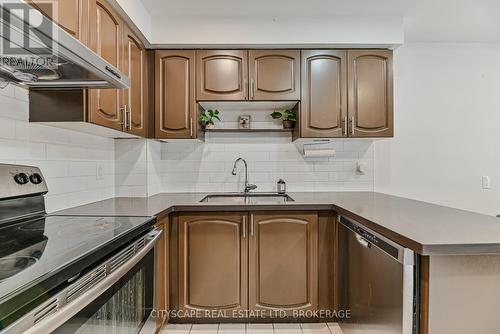 32 Pennsylvania Ave, Brampton, ON - Indoor Photo Showing Kitchen With Double Sink