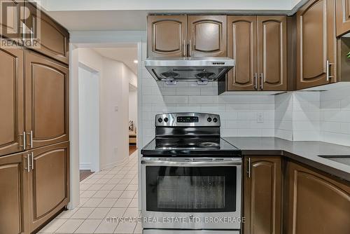 32 Pennsylvania Ave, Brampton, ON - Indoor Photo Showing Kitchen