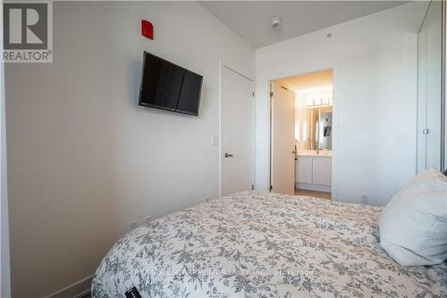 #A326 -5230 Dundas St, Burlington, ON - Indoor Photo Showing Bedroom