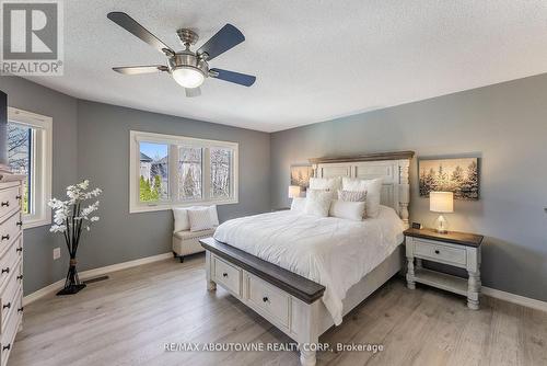 4263 Clubview Drive, Burlington, ON - Indoor Photo Showing Bedroom