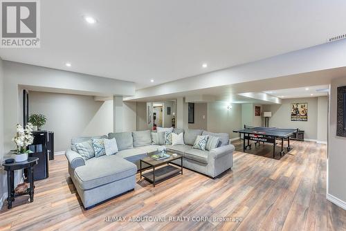 4263 Clubview Drive, Burlington, ON - Indoor Photo Showing Living Room