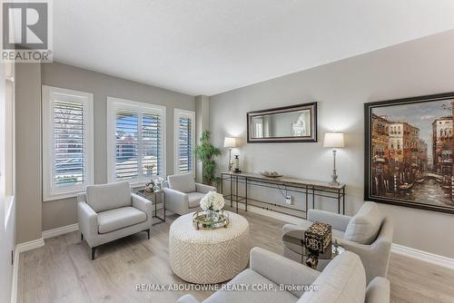 4263 Clubview Drive, Burlington, ON - Indoor Photo Showing Living Room