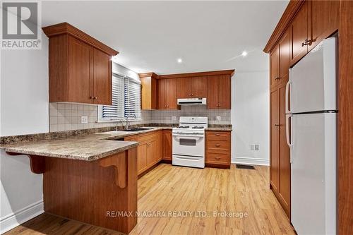 614 Clare Ave, Welland, ON - Indoor Photo Showing Kitchen