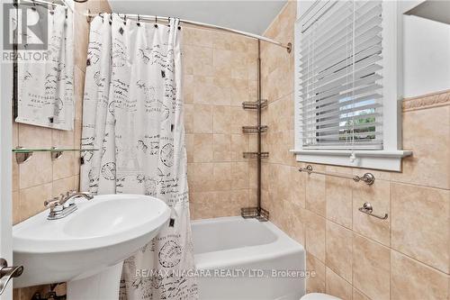 614 Clare Ave, Welland, ON - Indoor Photo Showing Bathroom