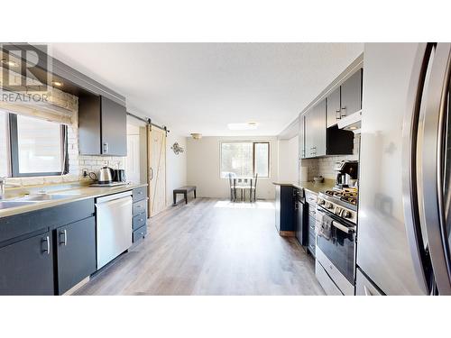 5881 Little Fort 24 Highway, 100 Mile House, BC - Indoor Photo Showing Kitchen With Upgraded Kitchen