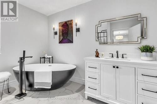 164 Castle Cres, Oakville, ON - Indoor Photo Showing Bathroom