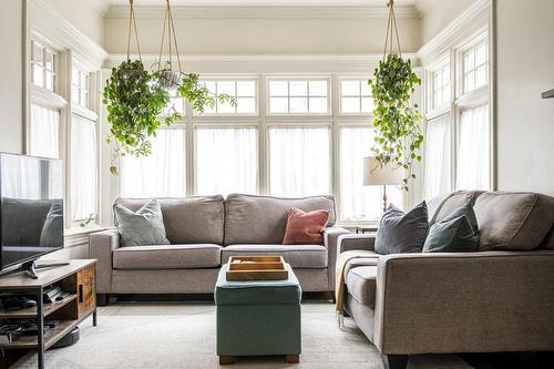 151 Robinson Street, Hamilton, ON - Indoor Photo Showing Living Room