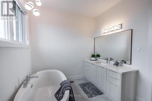 308 Stathis Boulevard, Sarnia, ON - Indoor Photo Showing Bathroom