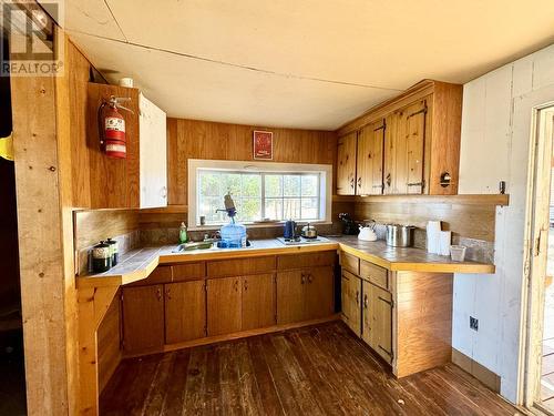 5873 S Dempsey Lake Road, Lac La Hache, BC - Indoor Photo Showing Kitchen