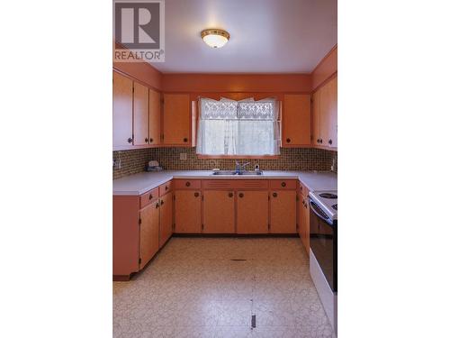823 3Rd Avenue, Mcbride, BC - Indoor Photo Showing Kitchen With Double Sink