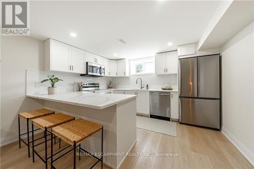 75 Windrush Cres, Hamilton, ON - Indoor Photo Showing Kitchen With Upgraded Kitchen
