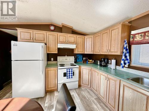 21 3128 Hooker Road, Williams Lake, BC - Indoor Photo Showing Kitchen