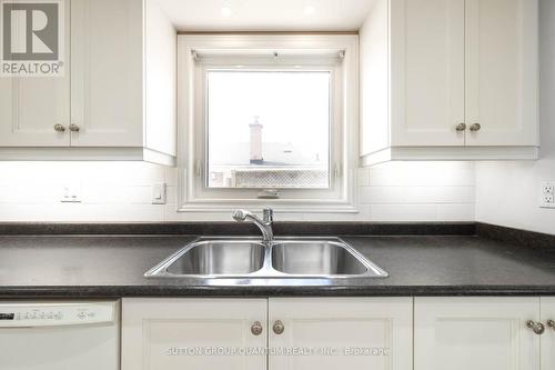 422 Lana Terr, Mississauga, ON - Indoor Photo Showing Kitchen With Double Sink