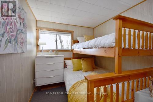 #8 -1054 Cove Rd, Muskoka Lakes, ON - Indoor Photo Showing Bedroom