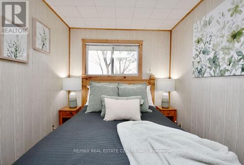 #8 -1054 Cove Rd, Muskoka Lakes, ON - Indoor Photo Showing Bedroom