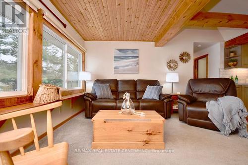 8 - 1054 Cove Road, Muskoka Lakes, ON - Indoor Photo Showing Living Room
