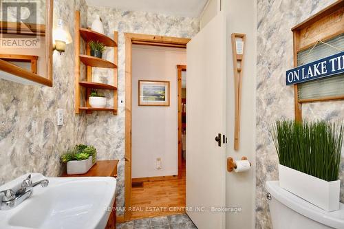8 - 1054 Cove Road, Muskoka Lakes, ON - Indoor Photo Showing Bathroom