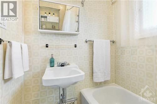 Main bathroom - 321 Lisgar Avenue, Renfrew, ON - Indoor Photo Showing Bathroom